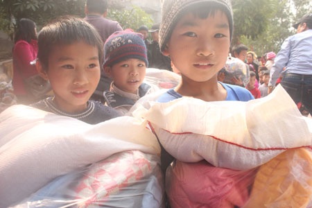 Báo Dân trí cùng Hội cha mẹ Nhân ái mang "Mùa đông không lạnh" đến bản nghèo - 9 Nụ cười của một em học sinh lớp 5 với đôi ủng mới tinh
