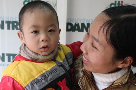 Hai mẹ con bé Đăng Vương với nụ cười hạnh phúc khi bé Vương đã có thể nghe, nói trở lại