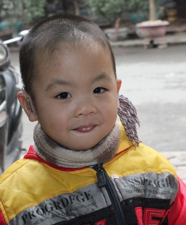 Nụ cười bẽn lẽn của bé Đăng Vương trước ống kính của PV