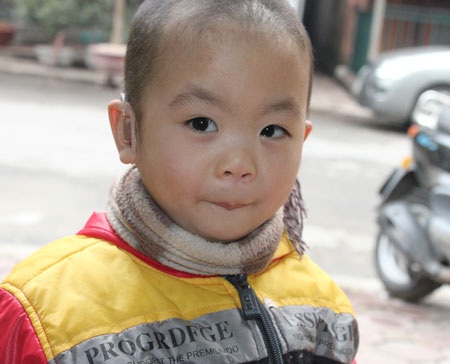 Nụ cười bẽn lẽn của bé Đăng Vương trước ống kính của PV