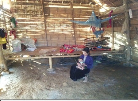 Hai bà cháu trong túp lều rách nát đang ngóng chị T. về để có bình sữa cho con bú