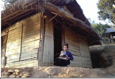 Hai bà cháu trong túp lều rách nát đang ngóng chị T. về để có bình sữa cho con bú