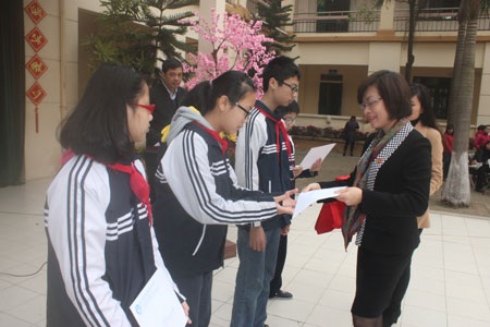 Ngân hàng Bản Việt trao 10 suất học bổng đến các học sinh nghèo vượt khó - 2 Ngân hàng Bản Việt trao 10 suất học bổng đến các học sinh nghèo vượt khó
