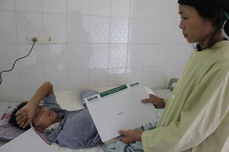 Quỹ Nhân ái trao 10 triệu đồng đến hai bệnh nhân bị bỏng điện cao thế - 2 Chị Lục Thị Liên, mẹ của em Vy Văn Vượng nhận 5 triệu đồng từ Quỹ Nhân ái báo Dân trí