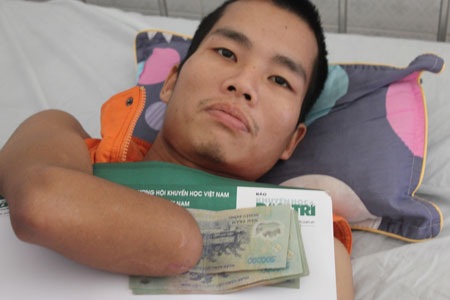 Quỹ Nhân ái trao 10 triệu đồng đến hai bệnh nhân bị bỏng điện cao thế - 3 Anh Lê Thanh Tùng nhận 5 triệu đồng từ Quỹ Nhân ái báo Dân trí