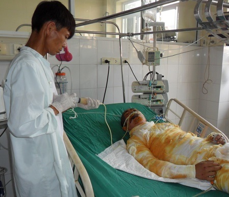 Nổ nồi hơi, bố và cháu trai tử vong, chồng thì nguy kịch - 3 Các bác sĩ đang thăm khám tình trạng sức khỏe của bệnh nhân Cao Huy Thật
