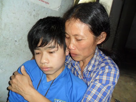 Bĩ cực gia đình có bố mẹ suy thận, con nguy kịch vì ung thư máu - 2 Hai mẹ con chỉ biết ôm nhau mà khóc