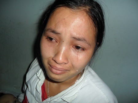 Nước mắt người mẹ không ngừng rơi khi nói về bệnh trạng của con cũng như gia cảnh hiện tại của mình