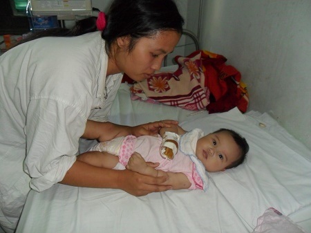 Nước mắt người mẹ không ngừng rơi khi nói về bệnh trạng của con cũng như gia cảnh hiện tại của mình