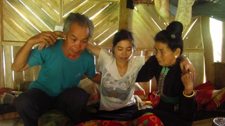 “Hàng ngày, mẹ chỉ nhìn chúng cháu bằng đôi mắt… đầy nước”