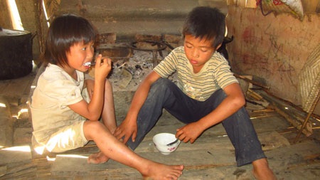 Hai anh em phải ăn chung một bát cơm không vì hôm nay ông ngoại không đi chợ được