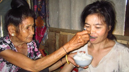 Thi thoảng chị Vân mới có cơm ăn nếu ông Ánh bán được sọt mây