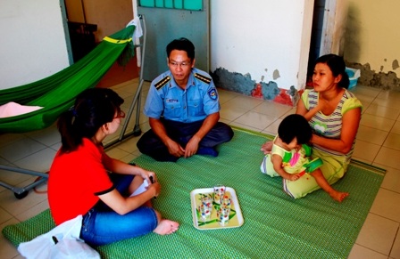 Công ty Elmich Việt Nam đồng hành cùng cảnh sát biển và kiểm ngư viên - 3 Đại diện Elmich Việt Nam trò chuyện tại nhà một gia đình kiểm ngư viên