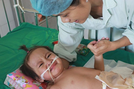 Bé 2 tuổi rưỡi dập nát nửa người vì còi hơi xe tải - 5 Chút nhăn nhó trước ống kính máy ảnh vì cứ ngỡ chúng tôi là bác sĩ
