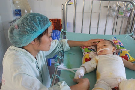 Bé Minh Quân nằm im với những hơi thở khó khăn do ca bỏng nước sôi gây ra trên khắp cơ thể