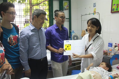 Bé Vàng Minh Châu đang được điều trị tại Bệnh viện hữu nghị Việt Đức - 3 Khuôn mặt đáng yêu của bé Vàng Minh Châu