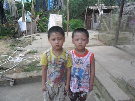 Bố mẹ bán máu lấy tiền cho 2 con chữa bệnh - 3 Hai anh em với 2 căn bệnh nguy hiểm nhưng chỉ biết nằm ở nhà vì bố mẹ không xoay được tiền đi viện