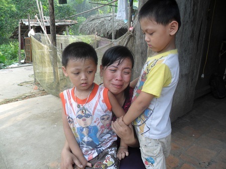 Bố mẹ bán máu lấy tiền cho 2 con chữa bệnh - 2 Nước mắt người mẹ chảy dài bên 2 đứa con trai sinh đôi đáng thương