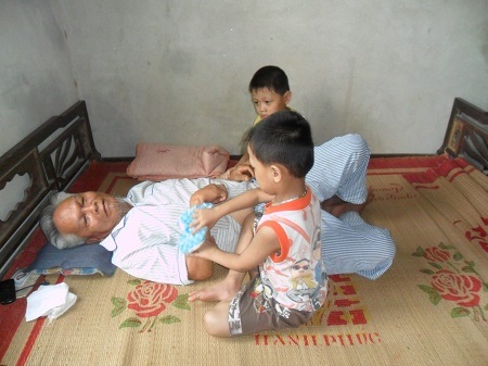 Bố mẹ bán máu lấy tiền cho 2 con chữa bệnh - 1 Bé Tuấn bị hẹp van tim, bé Tú bị ung thư máu bên ông nội già yếu bệnh tật
