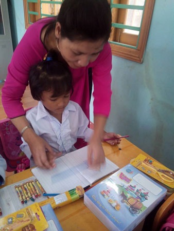 Công ty Long Hải tặng hơn 59 triệu đồng đến các em học sinh nghèo trường Mà Cooih - 1 Giáo viên trường tiểu học Mà Cooih đang hướng dẫn học sinh trong giờ tập viết