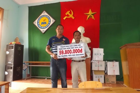 Công ty Long Hải tặng hơn 59 triệu đồng đến các em học sinh nghèo trường Mà Cooih - 2 Giáo viên trường tiểu học Mà Cooih đang hướng dẫn học sinh trong giờ tập viết