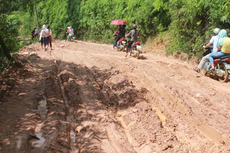 Trung thu ở bản quanh năm đi... dép lê - 4 Chỉ mới đi được chưa đầy 5km, chiếc xe tải gãy côn buộc mọi người chuyển sang đi bộ