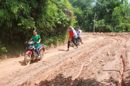 Trung thu ở bản quanh năm đi... dép lê - 5 Chỉ mới đi được chưa đầy 5km, chiếc xe tải gãy côn buộc mọi người chuyển sang đi bộ