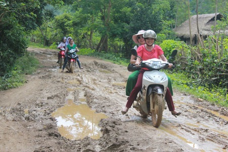Trung thu ở bản quanh năm đi... dép lê - 6 Chỉ mới đi được chưa đầy 5km, chiếc xe tải gãy côn buộc mọi người chuyển sang đi bộ