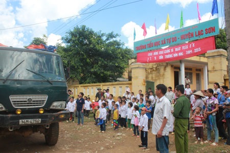 Trung thu ở bản quanh năm đi... dép lê - 7 Chỉ mới đi được chưa đầy 5km, chiếc xe tải gãy côn buộc mọi người chuyển sang đi bộ