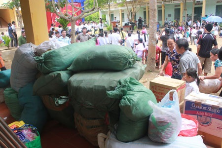 Trung thu ở bản quanh năm đi... dép lê - 10 Chỉ mới đi được chưa đầy 5km, chiếc xe tải gãy côn buộc mọi người chuyển sang đi bộ