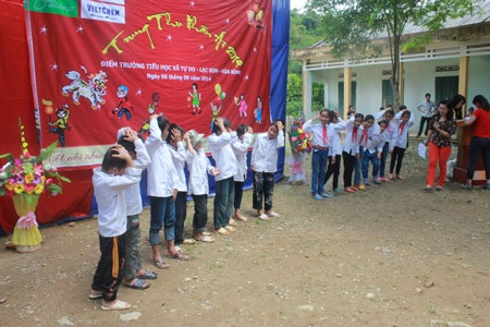 Trung thu ở bản quanh năm đi... dép lê - 9 Chỉ mới đi được chưa đầy 5km, chiếc xe tải gãy côn buộc mọi người chuyển sang đi bộ