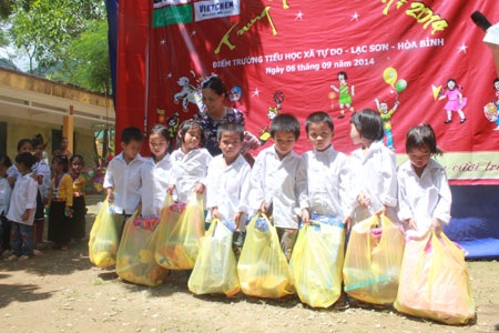 Trung thu ở bản quanh năm đi... dép lê - 11 Những em học sinh với những phần quà khệ nệ