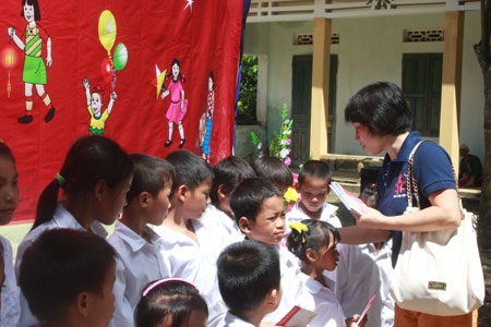 Trung thu ở bản quanh năm đi... dép lê - 14 Nụ cười tươi vui, trong sáng của 2 em học sinh với phần quà vừa nhận được