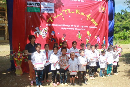Trung thu ở bản quanh năm đi... dép lê - 15 Nụ cười tươi vui, trong sáng của 2 em học sinh với phần quà vừa nhận được