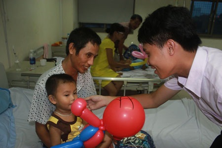 Lung linh trăng rằm với bệnh nhi Viện Huyết học và Truyền máu Trung ương - 1 Lung linh trăng rằm với bệnh nhi Viện Huyết học và Truyền máu Trung ương