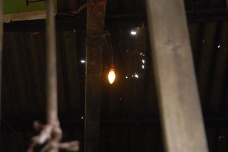 Căn nhà thủng lỗ chỗ của bà Liễu khiến mỗi khi trời mưa là nước dột ướt hết cả nhầ