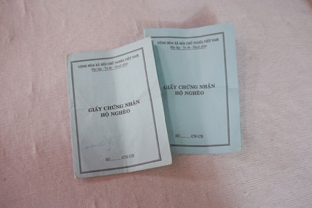 Giấy chứng nhận hộ nghèo năm 2012 và năm 2014 của bà Liều