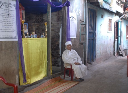 Thảm cảnh mẹ già không có tiền mua quan tài chôn con