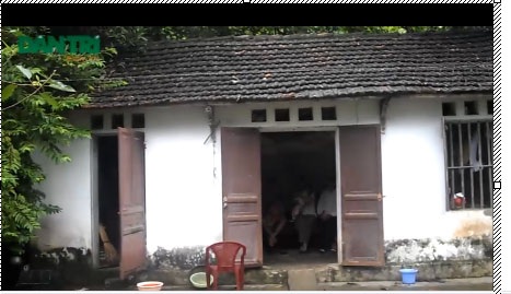 Sự sống mong manh của hai anh em cùng mắc bệnh bại não - 3 Căn nhà nhỏ lụp xụp, u ám với những sinh linh bé bỏng đáng thương