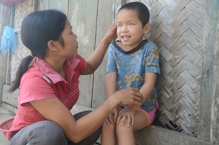 Cuộc sống khốn khó của em bé mù nơi… bìa rừng - 4 hoặc quét nhà