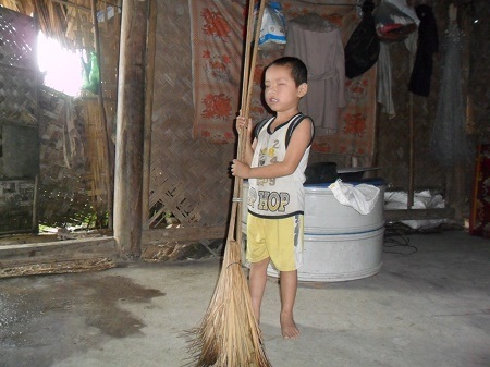Cuộc sống khốn khó của em bé mù nơi… bìa rừng - 3 hoặc quét nhà
