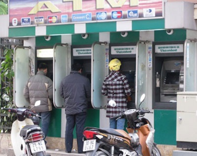 Tăng phí ATM - khách hàng chưa đồng tình - 1 Tăng phí ATM - khách hàng chưa đồng tình - 1