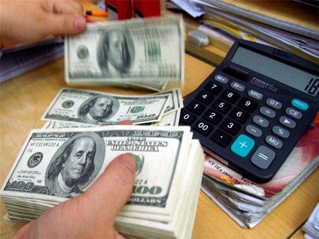 Giá USD tăng kịch trần - 1