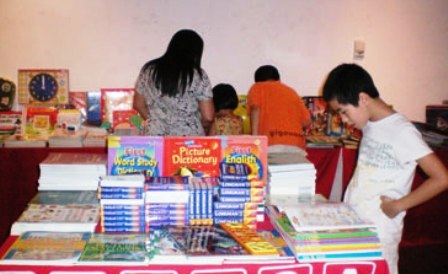 Tăng cường hàng bình ổn cho mùa khai trường - 1