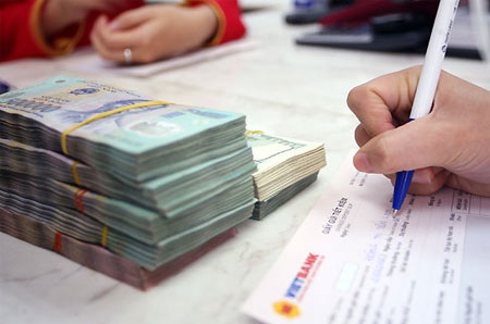 Số dư tiền gửi tại ngân hàng bất ngờ tăng  - 1