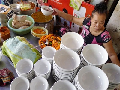 Bún “mắng”, cháo “chửi”, phở xếp hàng vẫn đắt khách - 2 Bún “mắng”, cháo “chửi”, phở xếp hàng vẫn đắt khách - 2