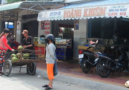 Một tiệm vàng bán… 1 tấn vàng/tháng - 1 Một tiệm vàng bán… 1 tấn vàng/tháng - 1