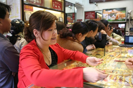 Vàng tạm lùi bước - 1