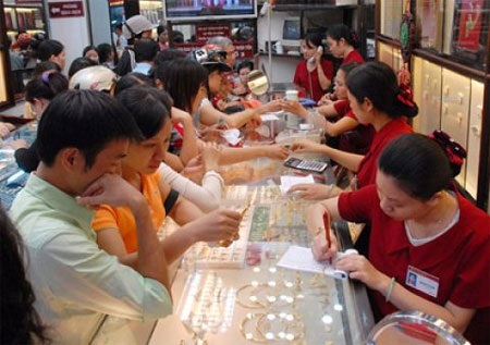 Vàng tuột khỏi mốc cao - 1