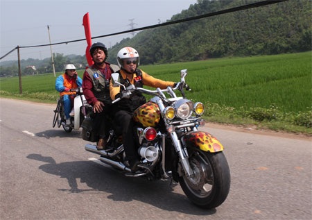 Doanh nhân chi hàng tỷ chơi mô tô “khủng” - 1 Doanh nhân chi hàng tỷ chơi mô tô “khủng” - 1